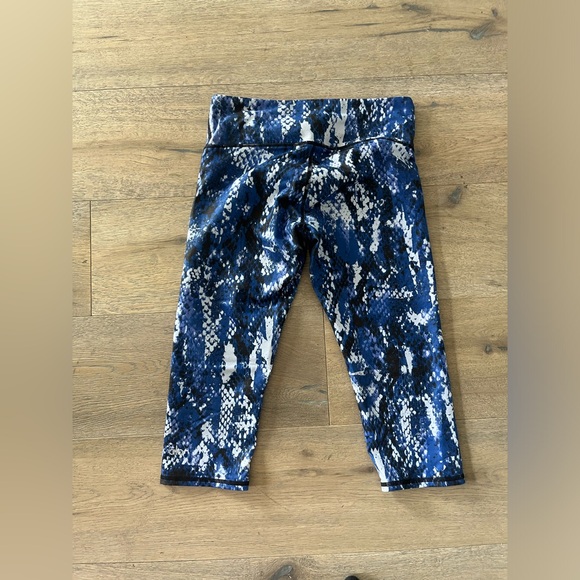 ALO YOGA Blue Snakeskin Print Workout Cropped Leggings - Picture 4 of 5
